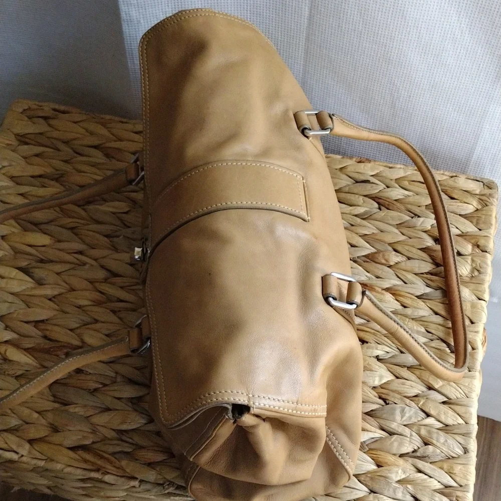 Prada Cuervo tan soft leather shoulder bag. - Picture 7 of 13